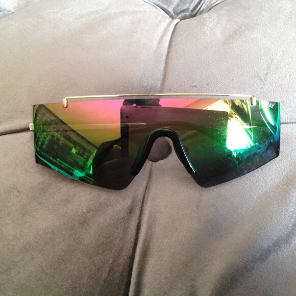 Quay Rimless Wraparound Shield Designer Sunglasses - Picture 4 of 8